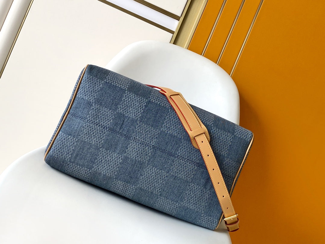 SPEEDY BANDOULIÈRE 40 EN DENIM DAMIER BLEU modèle 3D