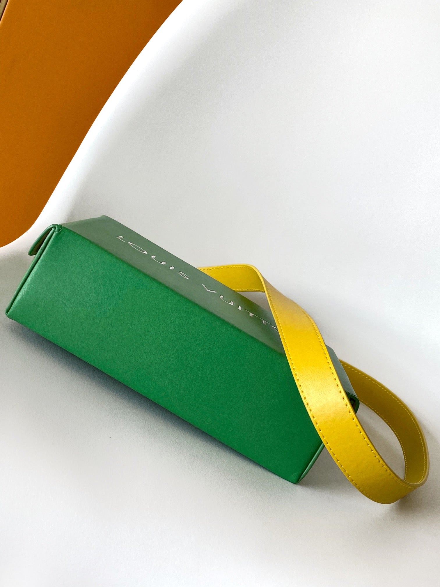 SAC SHOPPER 23 EN CUIR DE VEAU VERT JAUNE LOGO BRODÉ