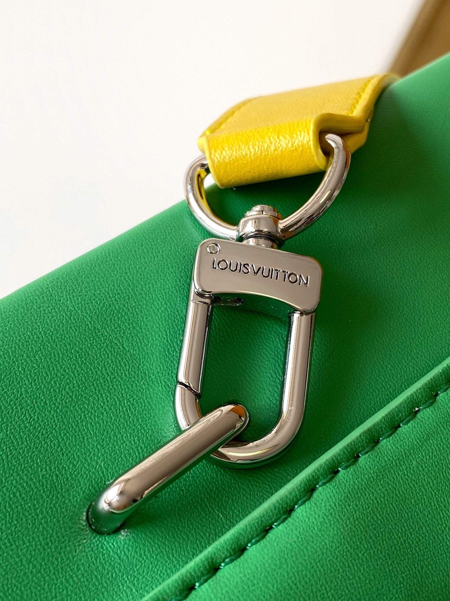 SAC SHOPPER 23 EN CUIR DE VEAU VERT JAUNE LOGO BRODÉ