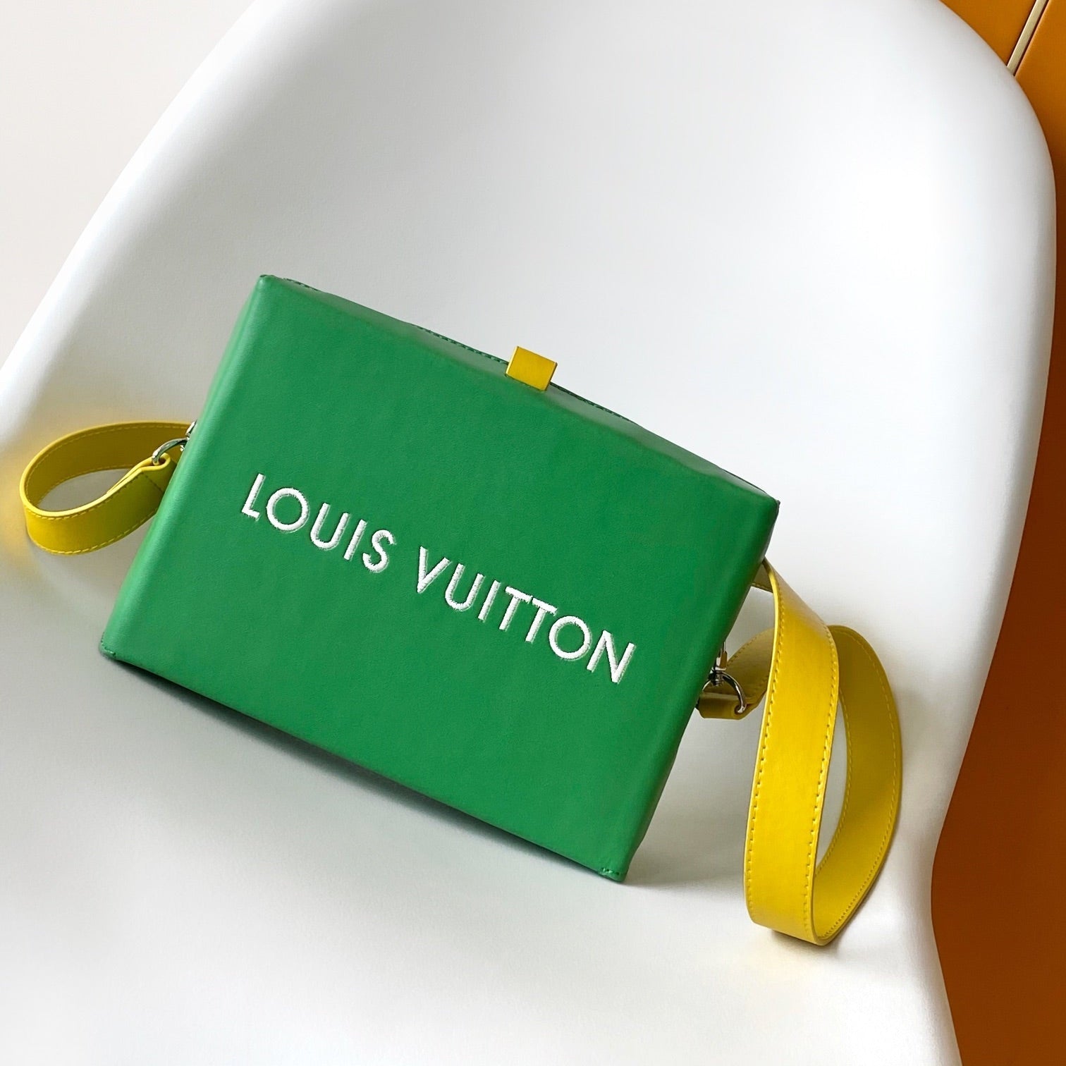 SAC SHOPPER 23 EN CUIR DE VEAU VERT JAUNE LOGO BRODÉ