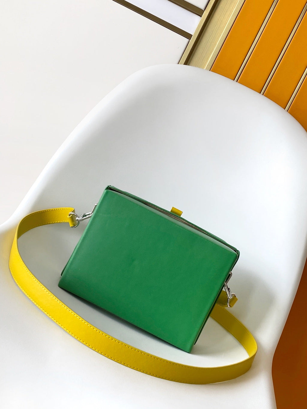 SAC SHOPPER 23 EN CUIR DE VEAU VERT JAUNE LOGO BRODÉ