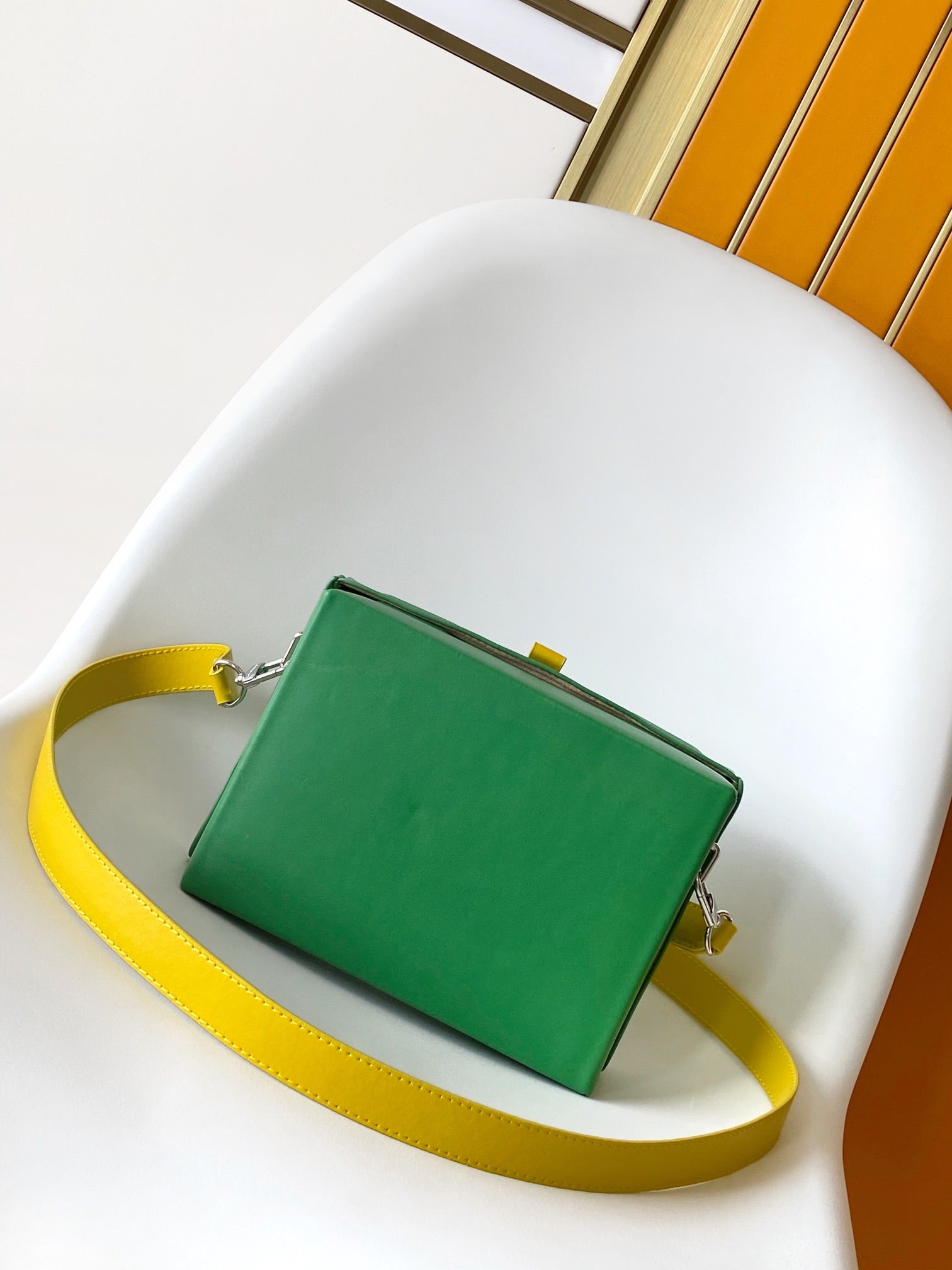 SAC SHOPPER 23 EN CUIR DE VEAU VERT JAUNE LOGO BRODÉ