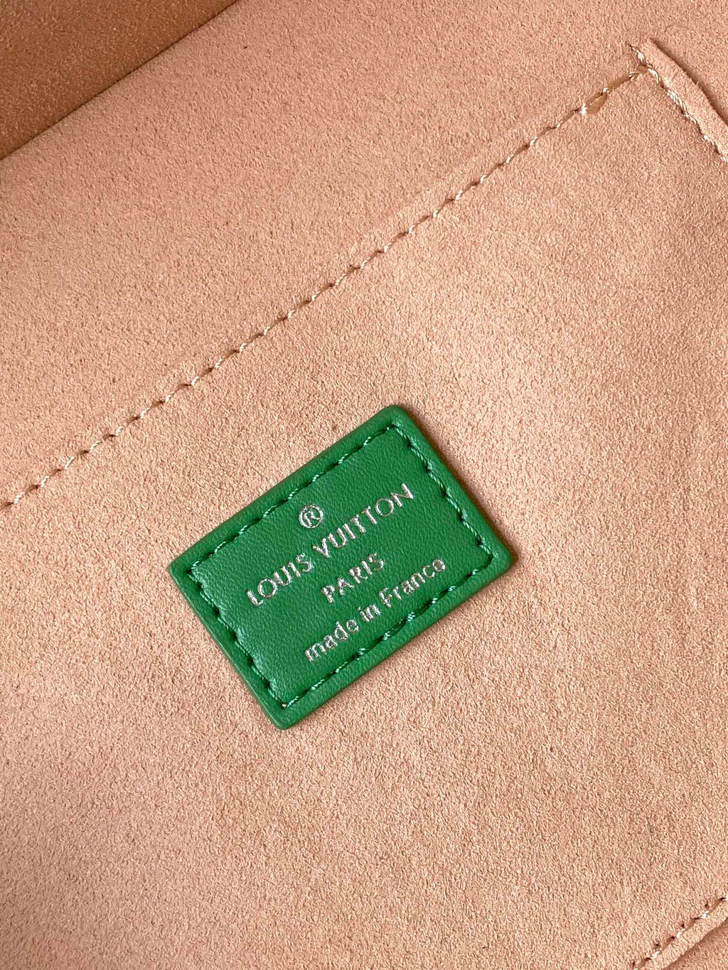 SAC SHOPPER 23 EN CUIR DE VEAU VERT JAUNE LOGO BRODÉ