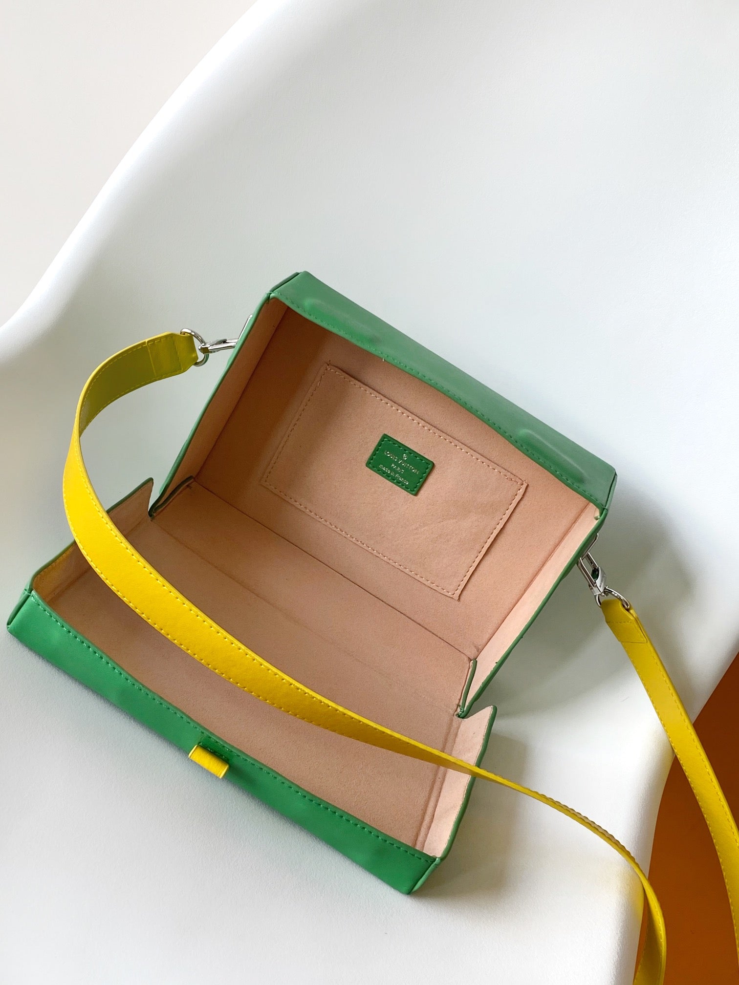 SAC SHOPPER 23 EN CUIR DE VEAU VERT JAUNE LOGO BRODÉ