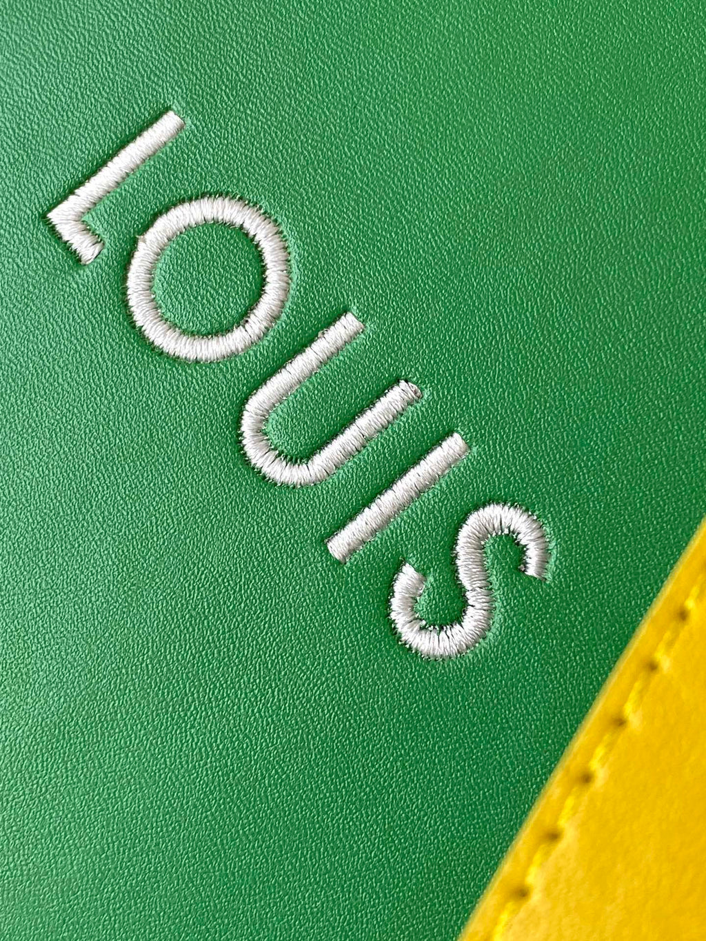 SAC SHOPPER 23 EN CUIR DE VEAU VERT JAUNE LOGO BRODÉ