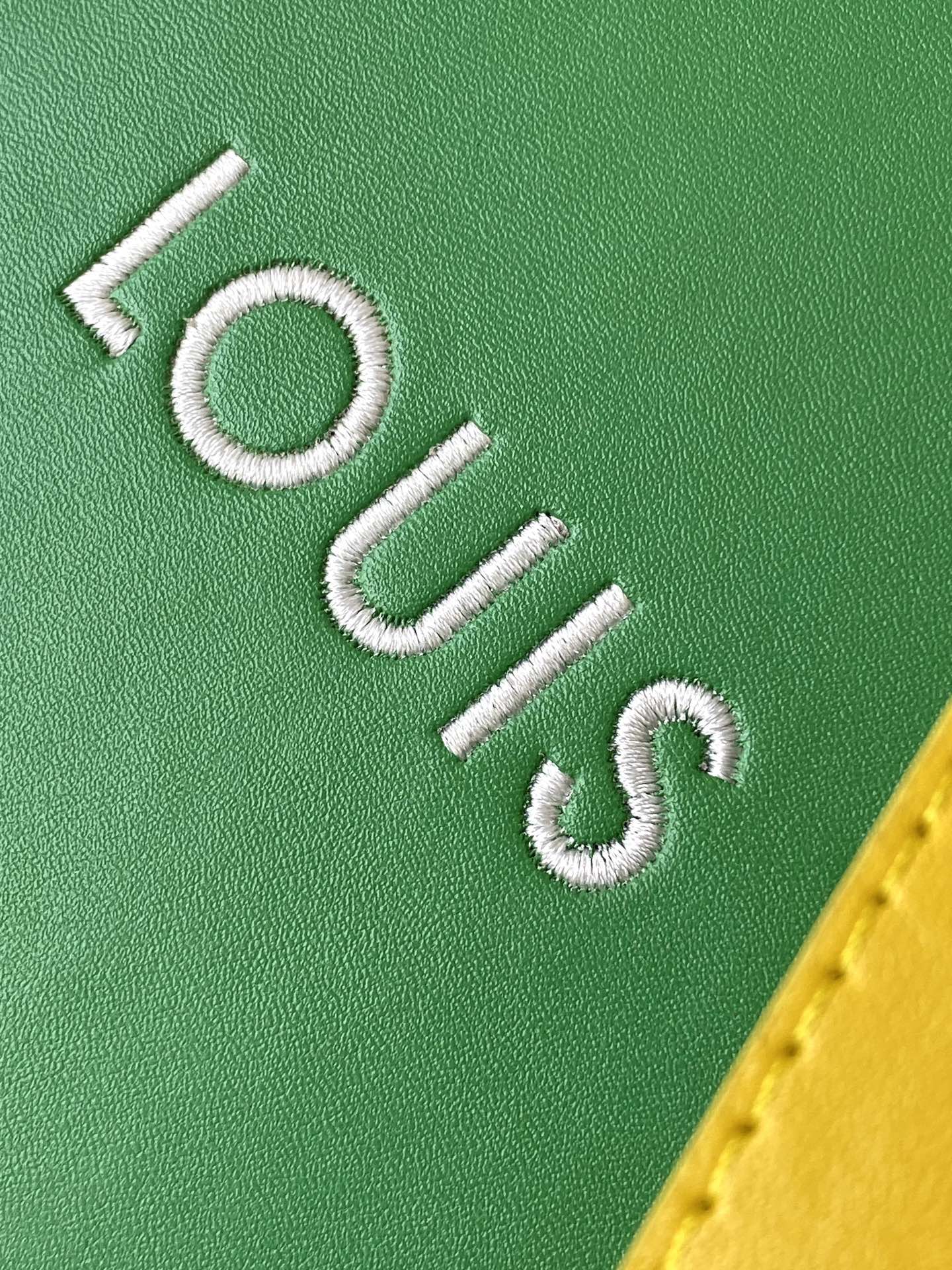 SAC SHOPPER 23 EN CUIR DE VEAU VERT JAUNE LOGO BRODÉ