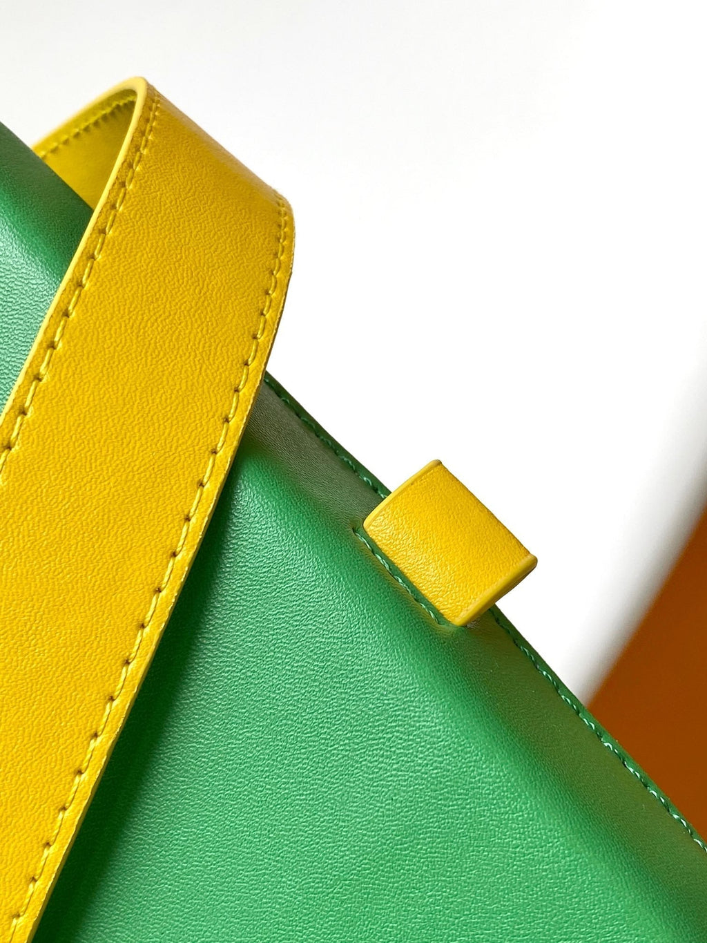SAC SHOPPER 23 EN CUIR DE VEAU VERT JAUNE LOGO BRODÉ