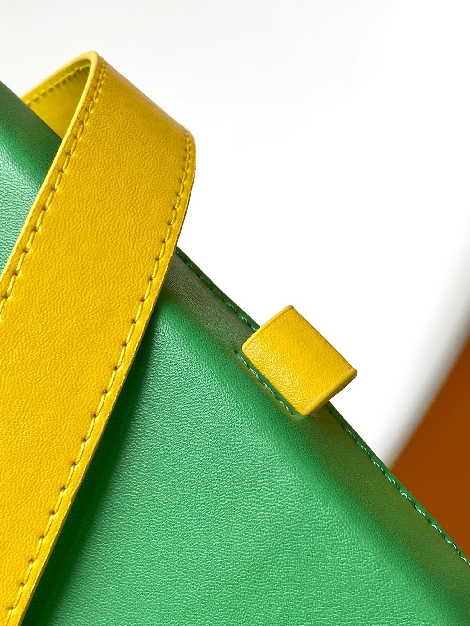 SAC SHOPPER 23 EN CUIR DE VEAU VERT JAUNE LOGO BRODÉ