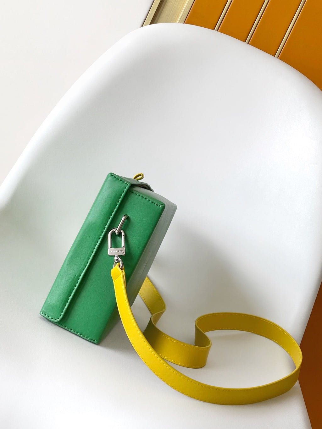SAC SHOPPER 23 EN CUIR DE VEAU VERT JAUNE LOGO BRODÉ