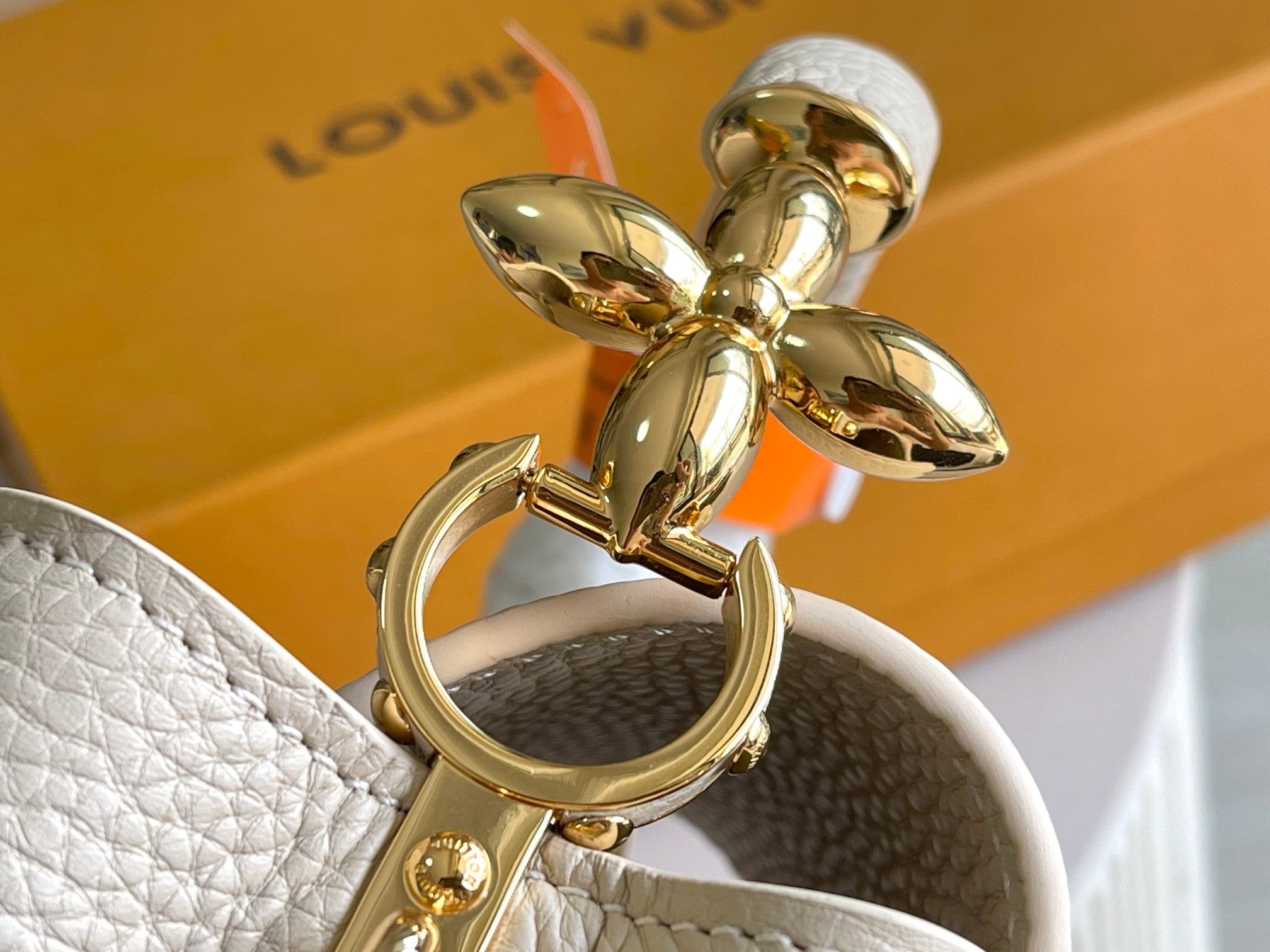 CAPUCINES BB 27 QUINCAILLERIE BEIGE TAURILLON OR