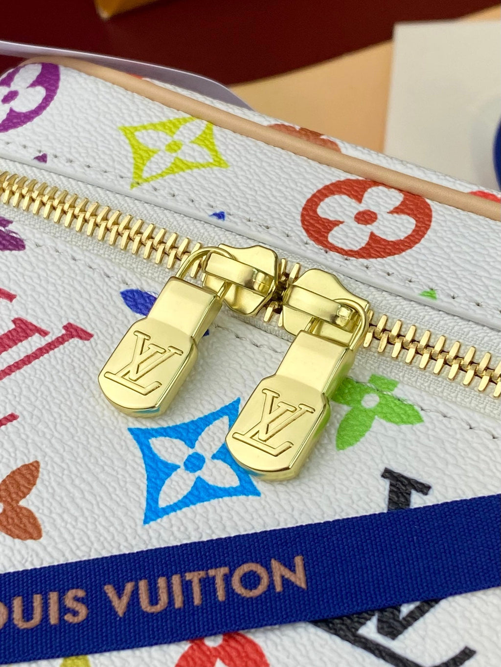 JOLI BB 20 EN TOILE MONOGRAMME MULTICOLORE FERMETURE ÉCLAIR DORÉ