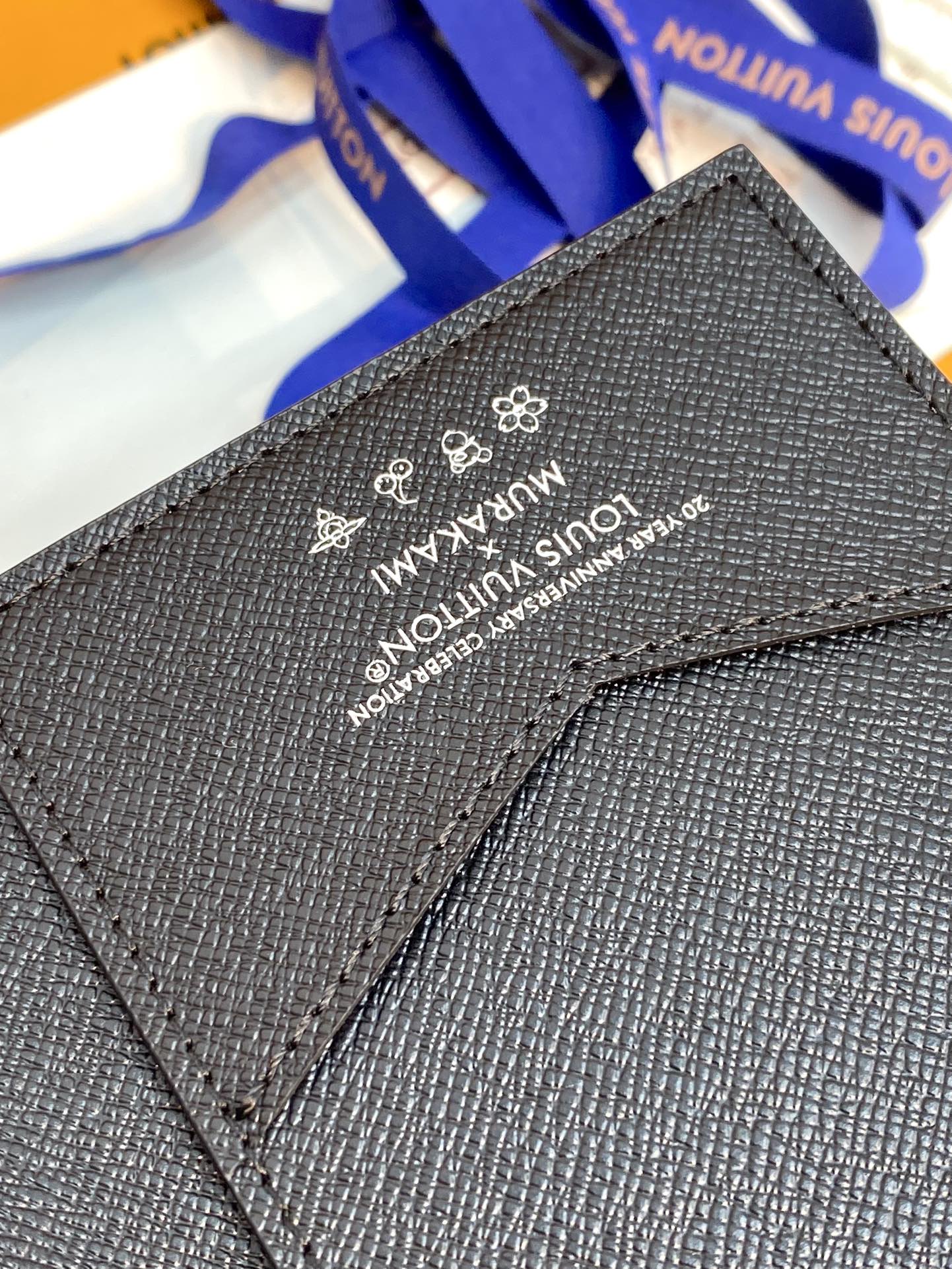 LV X TM ÉTUI POUR PASSEPORT EN TOILE MONOGRAMME MULTICOLORE NOIRE