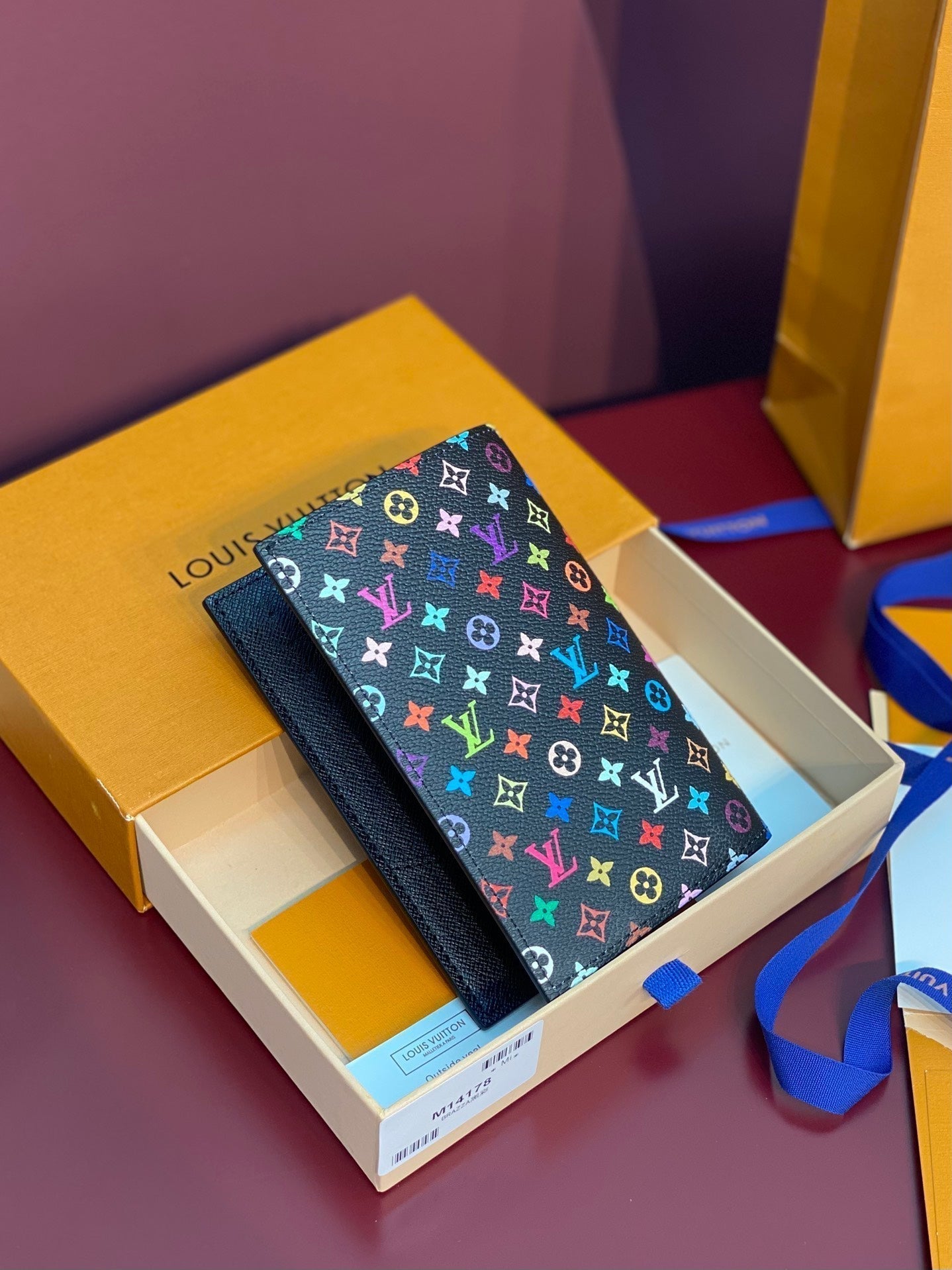 LV X TM ÉTUI POUR PASSEPORT EN TOILE MONOGRAMME MULTICOLORE NOIRE