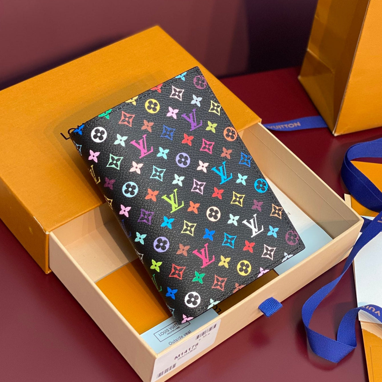 LV X TM ÉTUI POUR PASSEPORT EN TOILE MONOGRAMME MULTICOLORE NOIRE