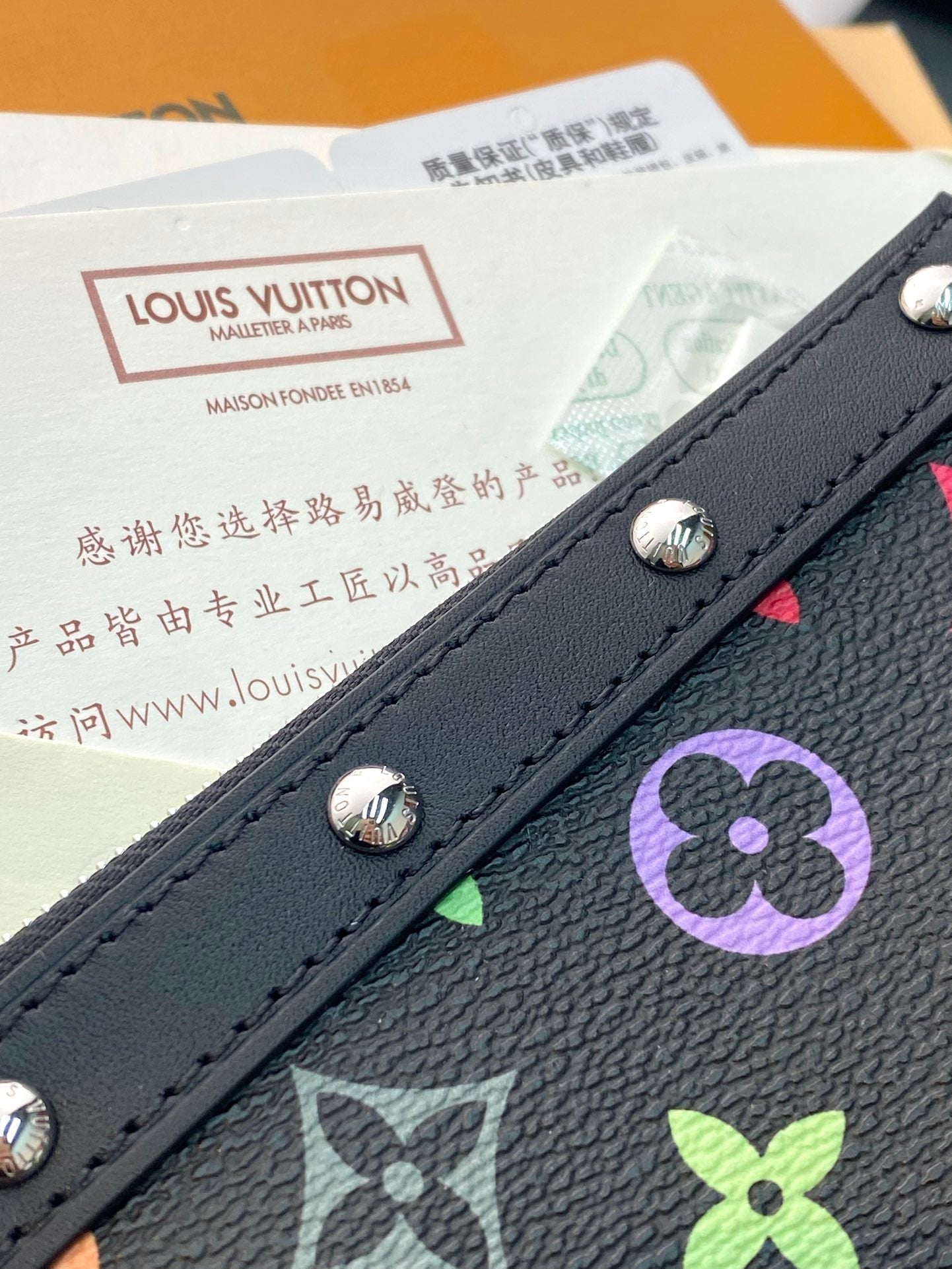 LV X TM POCHETTE ACCESSOIRES 22CM TOILE MONOGRAMME MUTICOLORE NOIRE