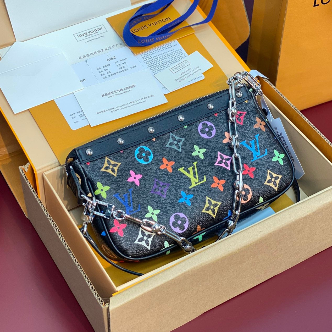 LV X TM POCHETTE ACCESSOIRES 22CM TOILE MONOGRAMME MUTICOLORE NOIRE