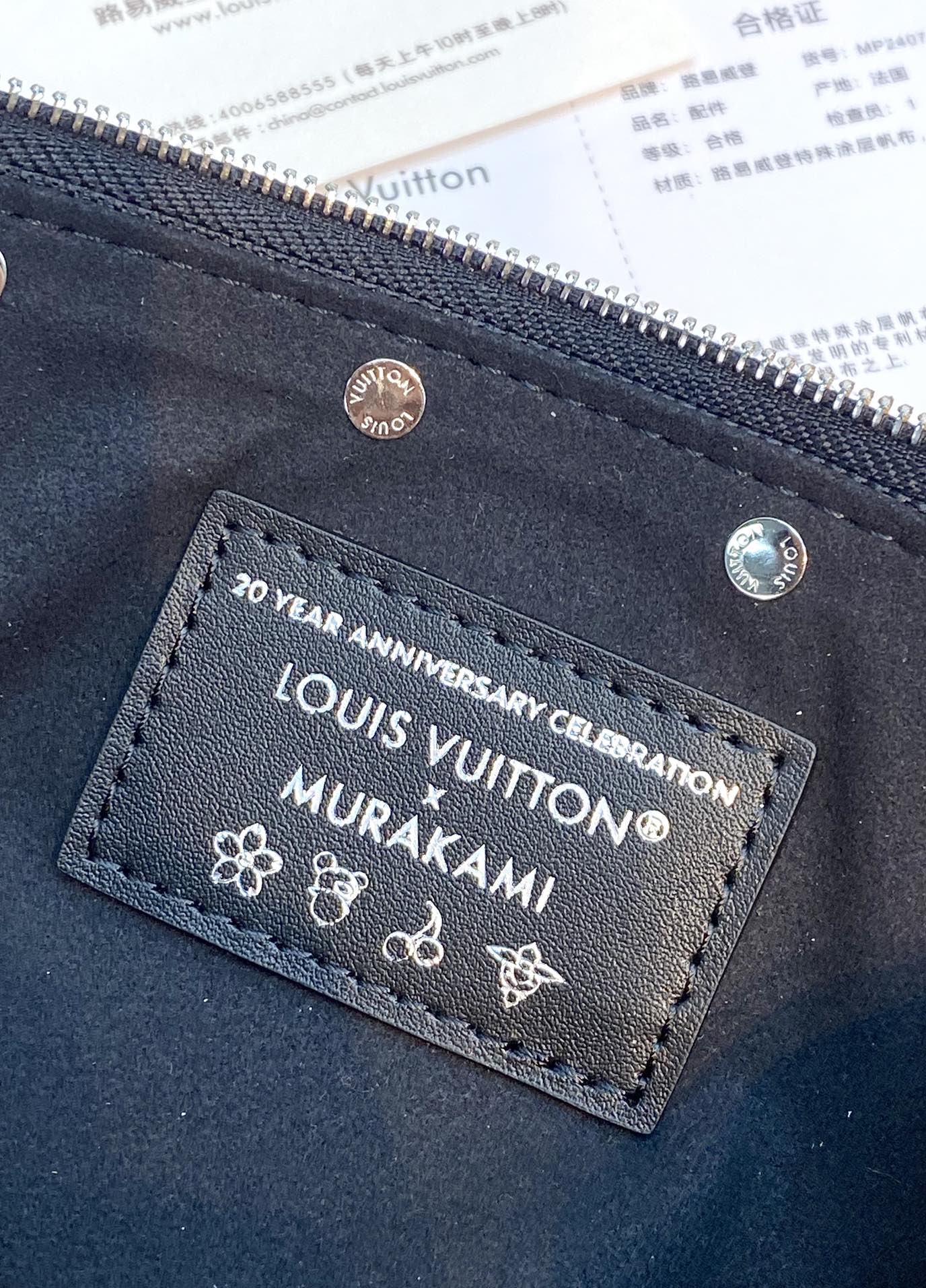 LV X TM POCHETTE ACCESSOIRES 22CM TOILE MONOGRAMME MUTICOLORE NOIRE