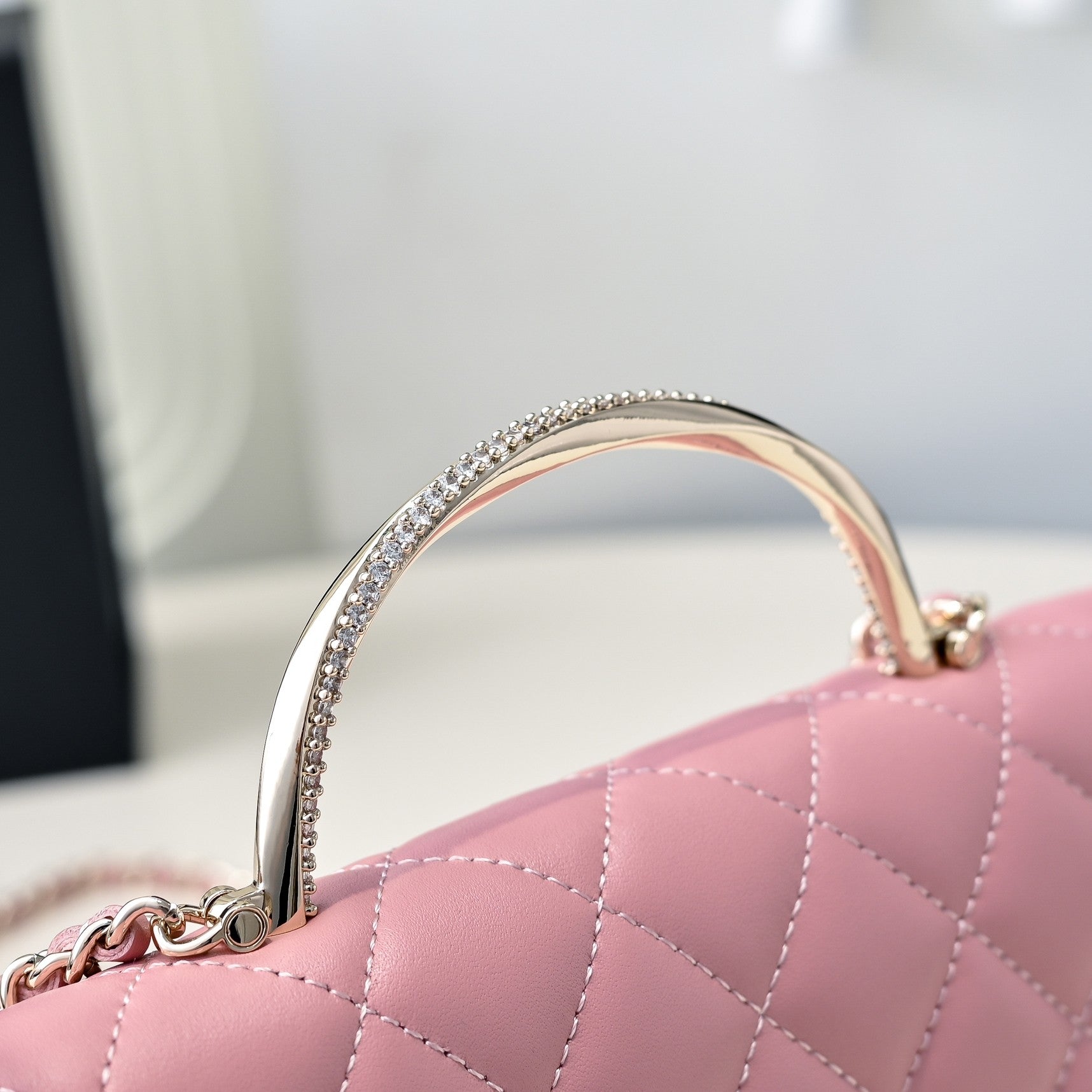 Poignée supérieure CC 24 carats WOC 19 cm en cuir d'agneau rose, quincaillerie en or clair 