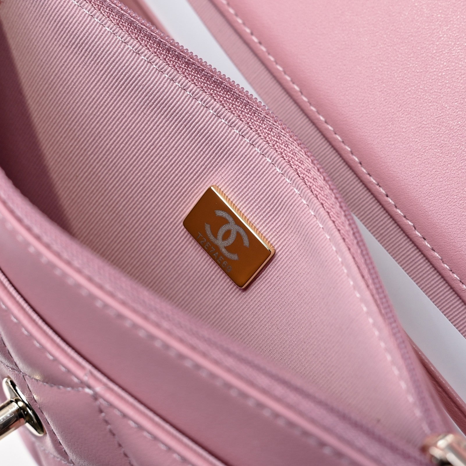 Poignée supérieure CC 24 carats WOC 19 cm en cuir d'agneau rose, quincaillerie en or clair 