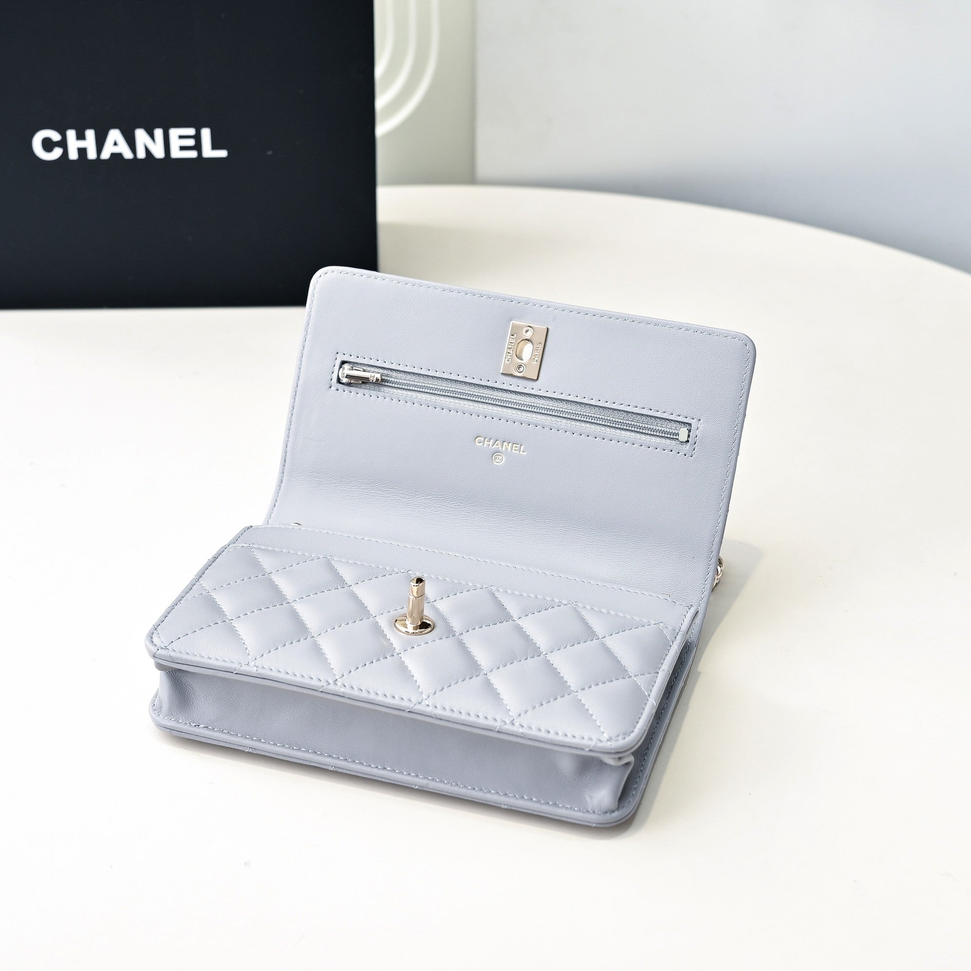 Poignée supérieure CC 24 carats WOC 19 cm en cuir d'agneau gris clair, quincaillerie dorée claire
