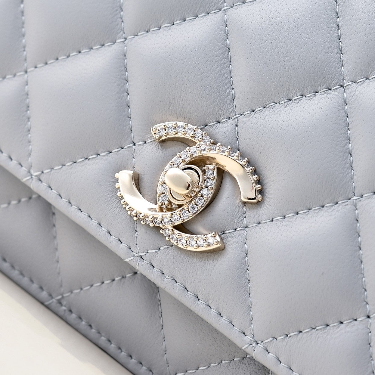 Poignée supérieure CC 24 carats WOC 19 cm en cuir d'agneau gris clair, quincaillerie dorée claire