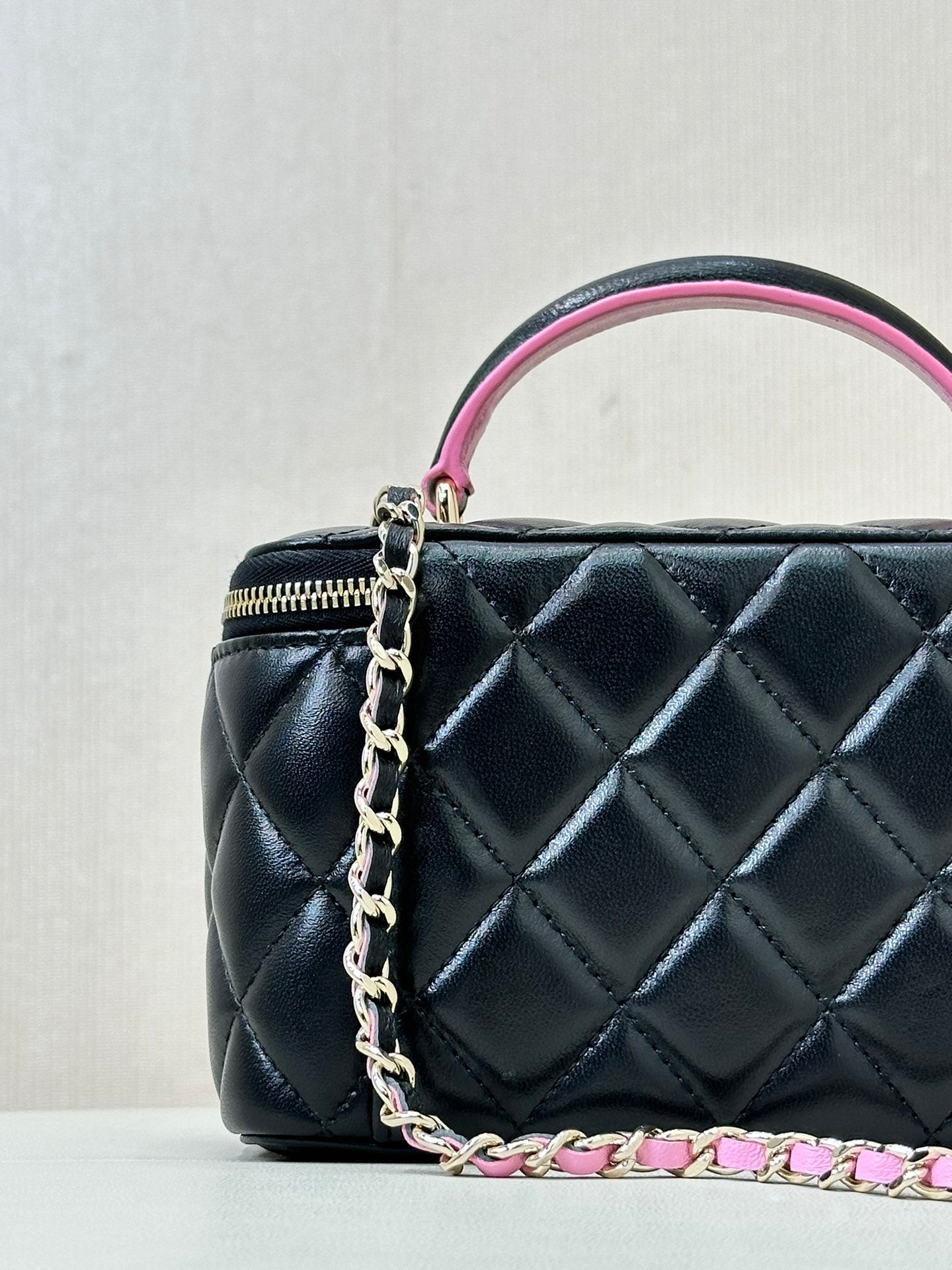 SAC À BANDOULIÈRE VANITY AVEC POIGNÉE SUPÉRIEURE 17 CM EN CUIR D'AGNEAU NOIR ROSE 