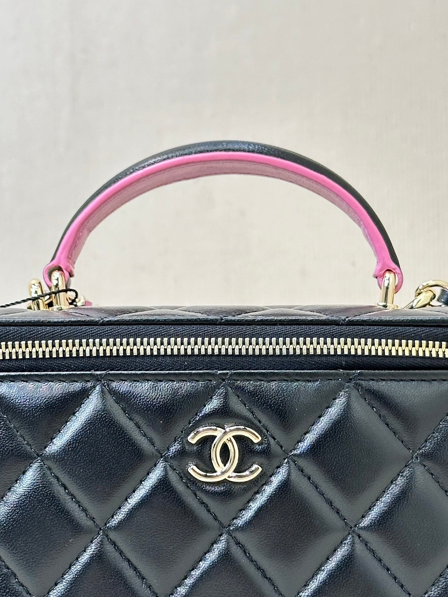 SAC À BANDOULIÈRE VANITY AVEC POIGNÉE SUPÉRIEURE 17 CM EN CUIR D'AGNEAU NOIR ROSE 