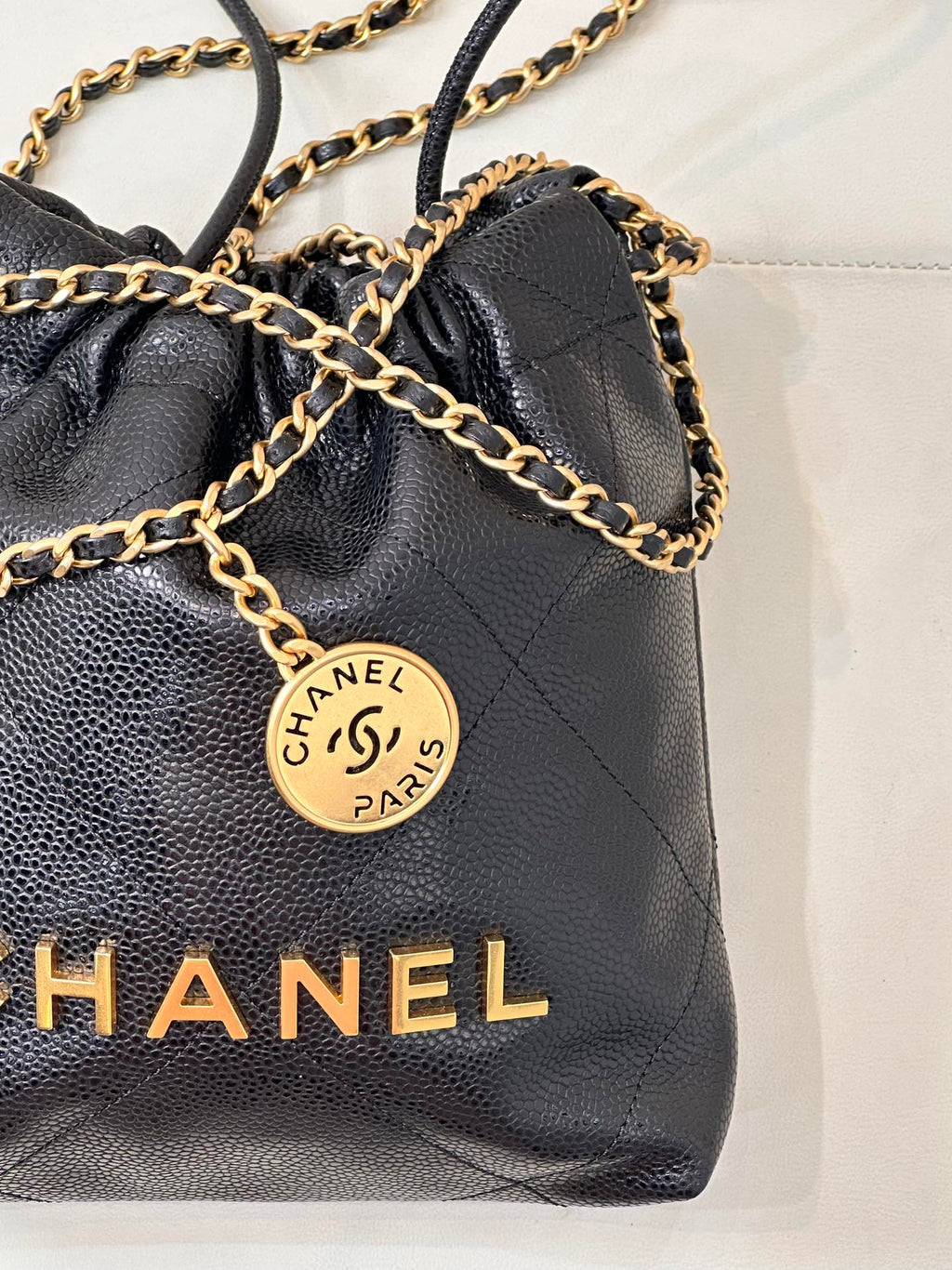 Sac Hobo CC 22 19 cm en cuir de veau grainé noir, accastillage doré