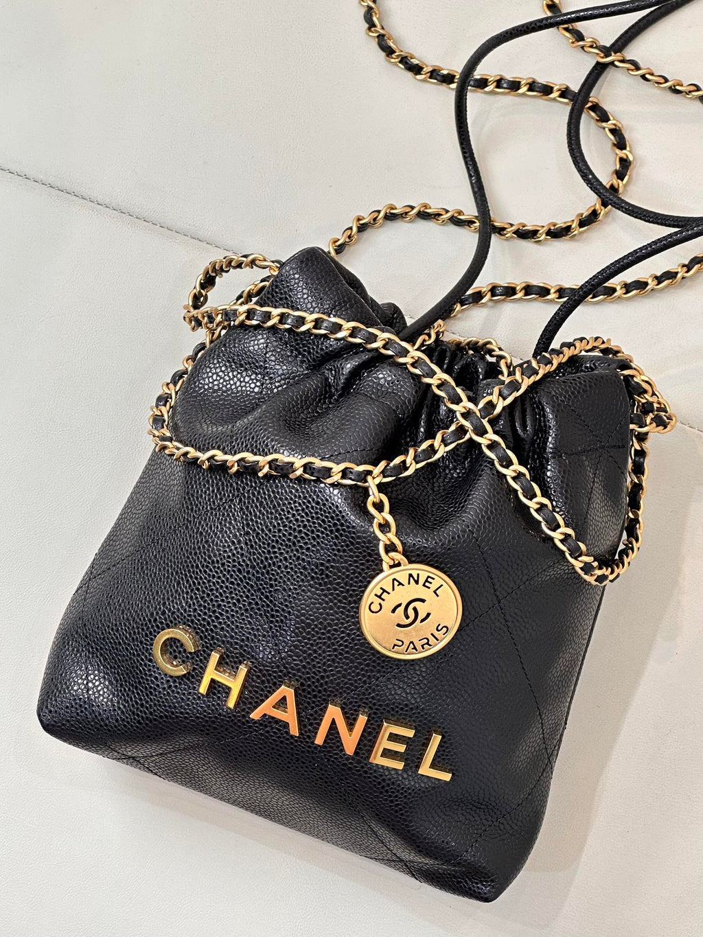 Sac Hobo CC 22 19 cm en cuir de veau grainé noir, accastillage doré