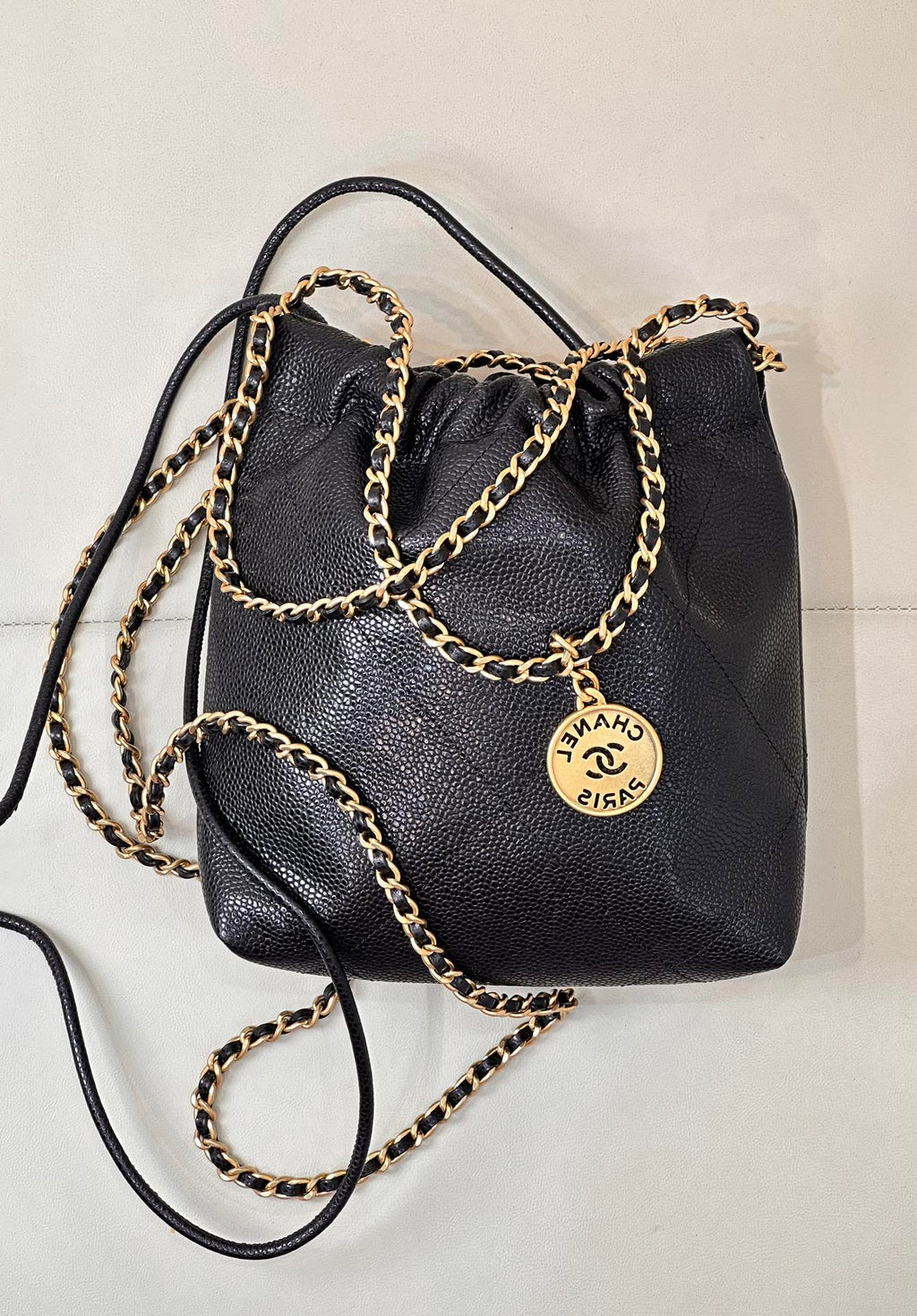Sac Hobo CC 22 19 cm en cuir de veau grainé noir, accastillage doré