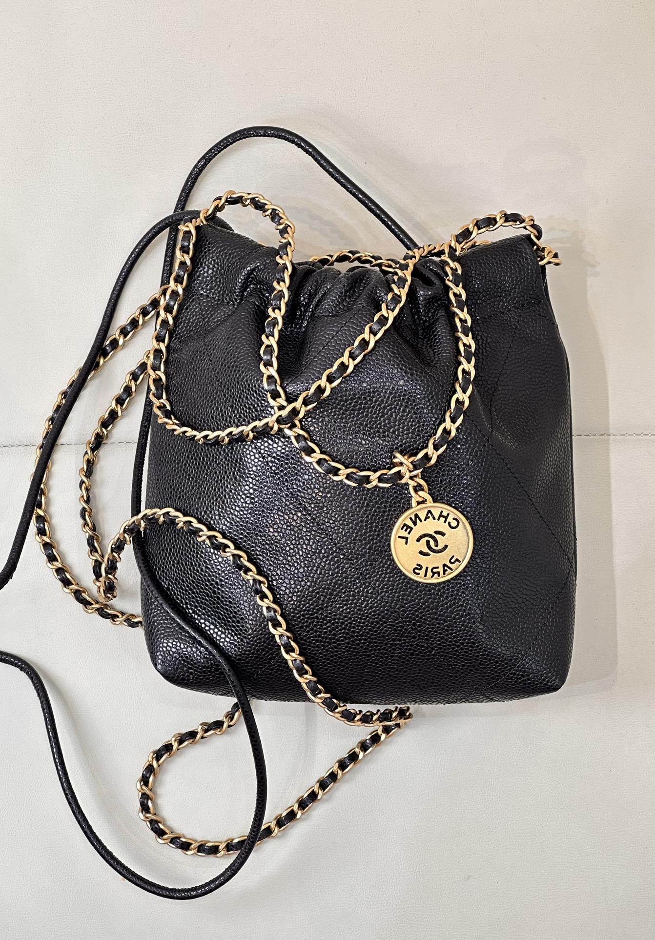 Sac Hobo CC 22 19 cm en cuir de veau grainé noir, accastillage doré