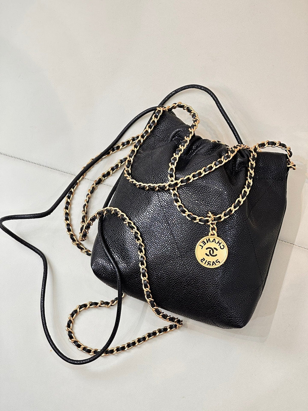 Sac Hobo CC 22 19 cm en cuir de veau grainé noir, accastillage doré