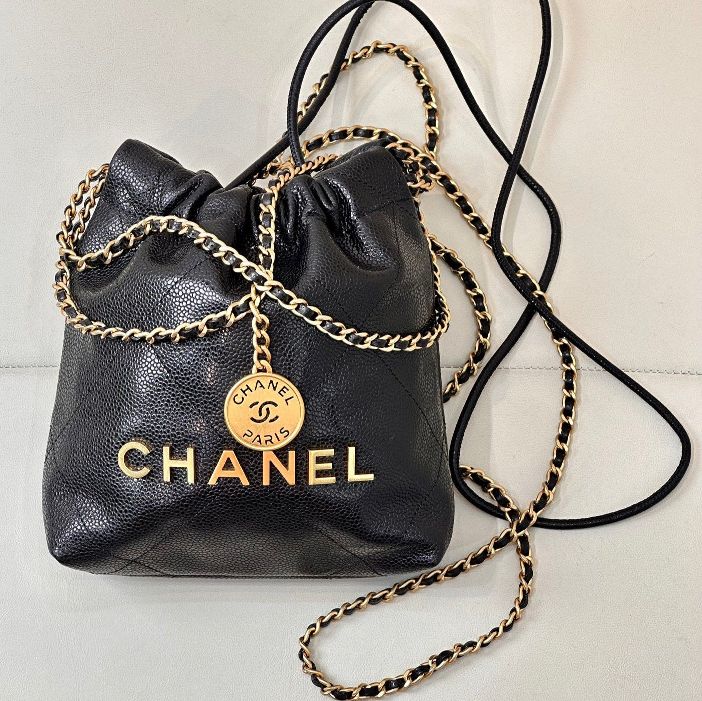 CC 22 HOBO BAG 19CM BLACK GRAINED CALFSKIN GOLD HARDWARE