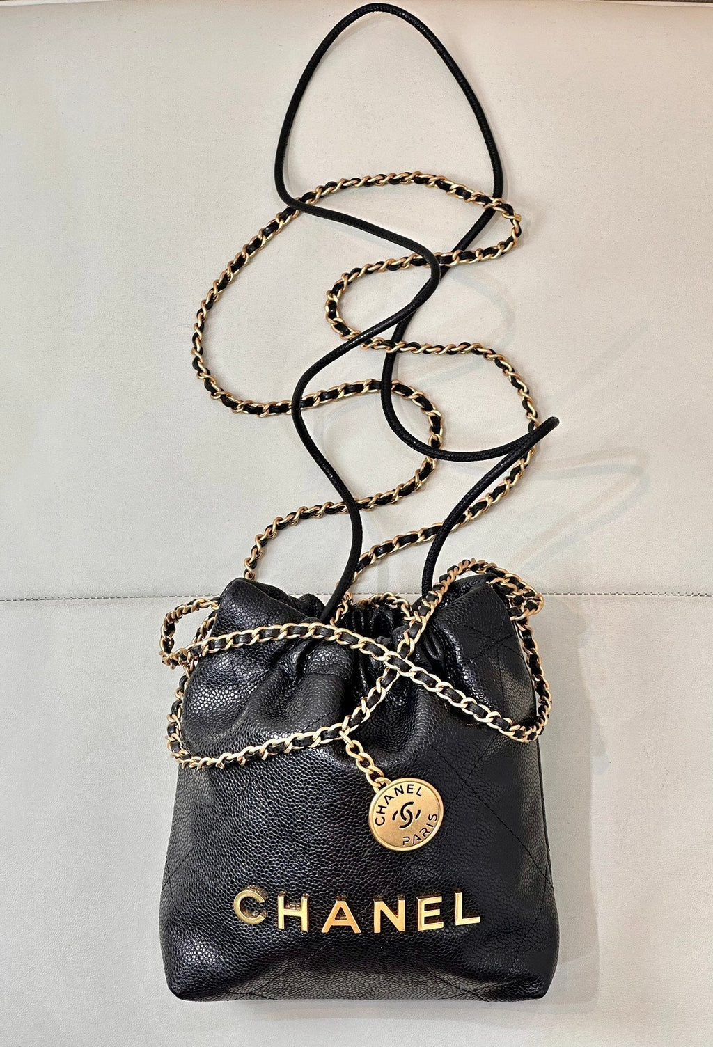 Sac Hobo CC 22 19 cm en cuir de veau grainé noir, accastillage doré