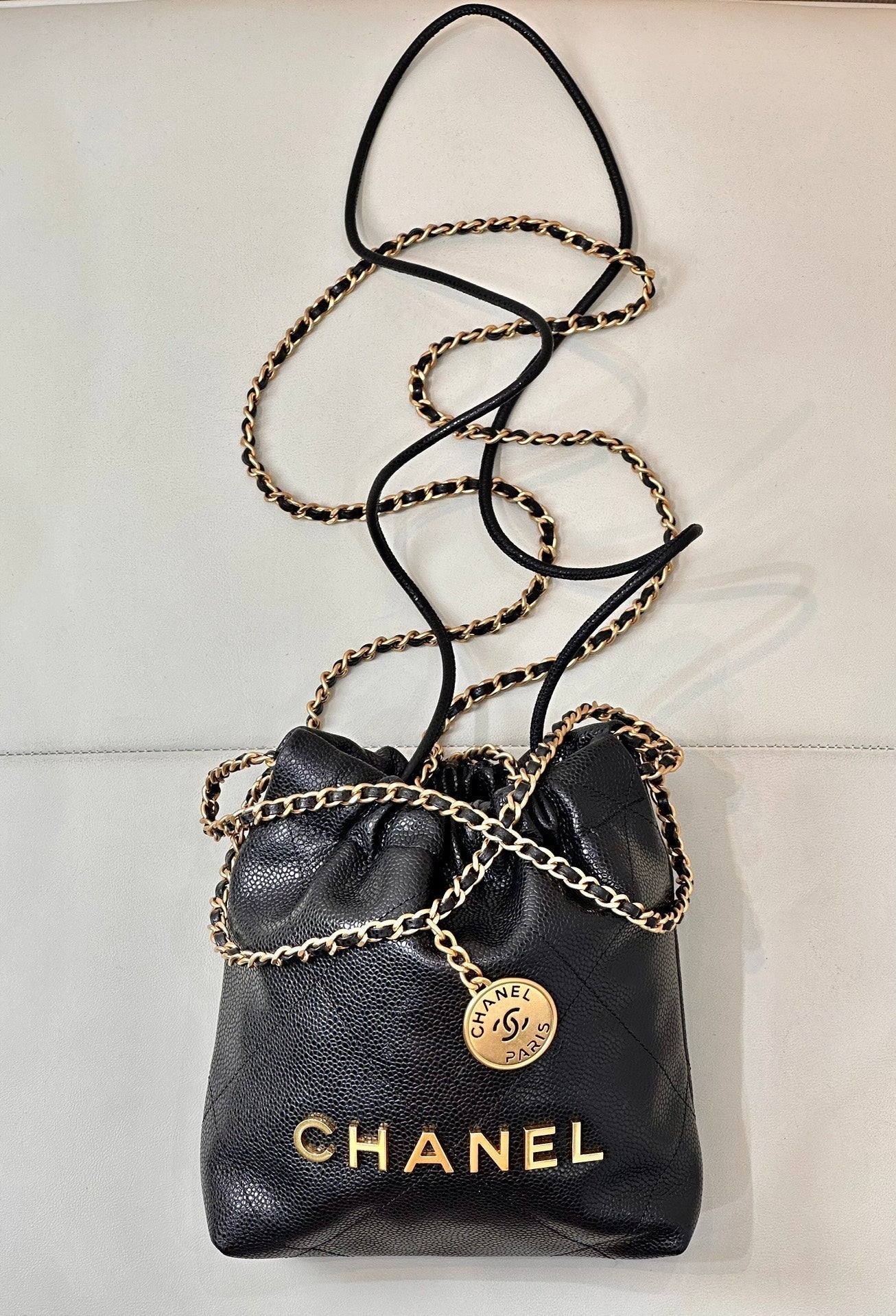 Sac Hobo CC 22 19 cm en cuir de veau grainé noir, accastillage doré