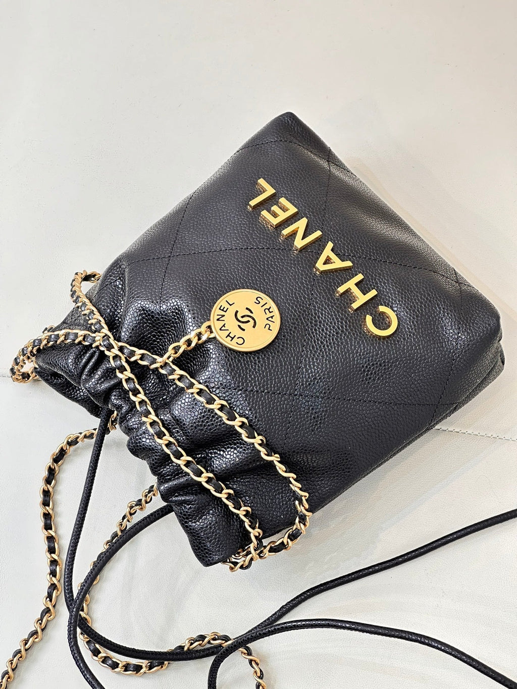 Sac Hobo CC 22 19 cm en cuir de veau grainé noir, accastillage doré
