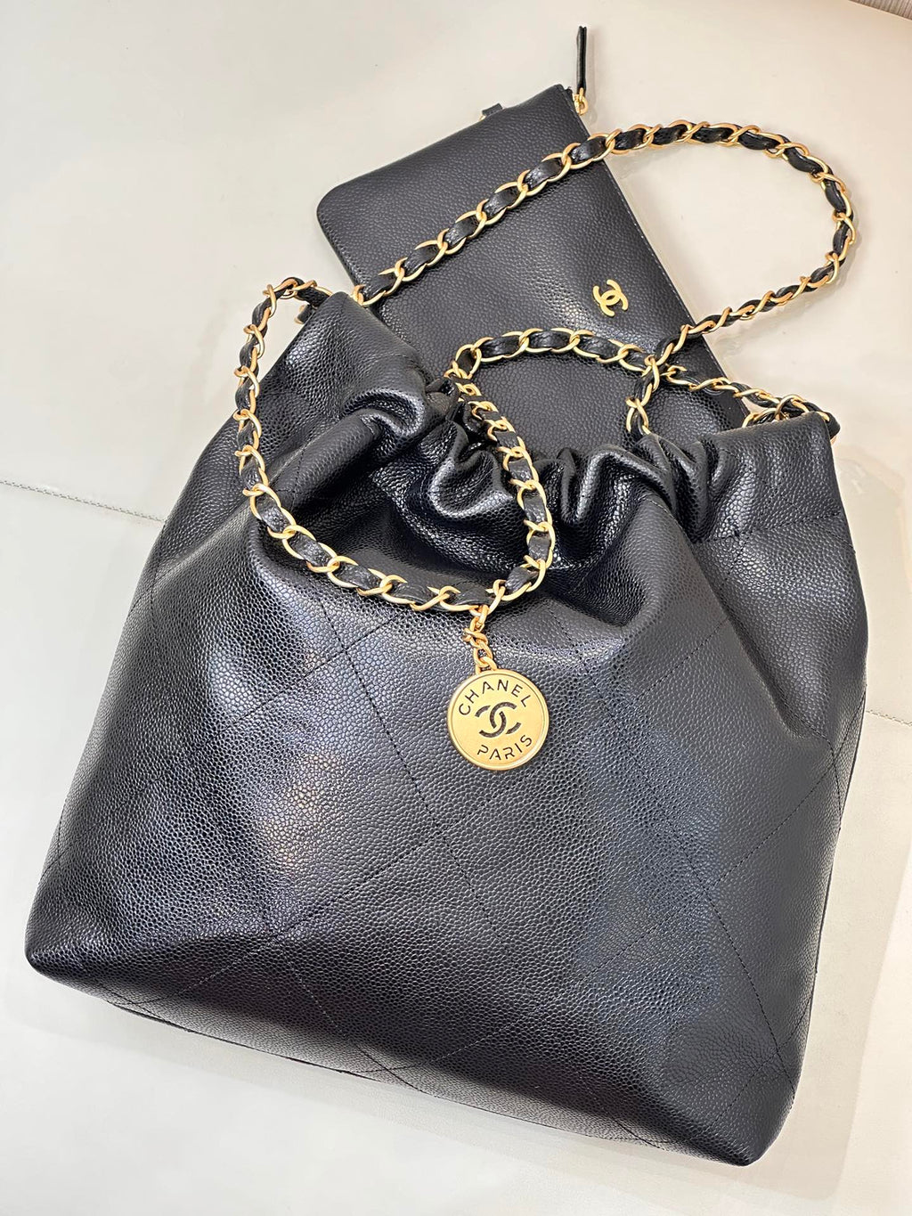 Sac Hobo CC 22 35 cm en cuir de veau grainé noir, accastillage doré