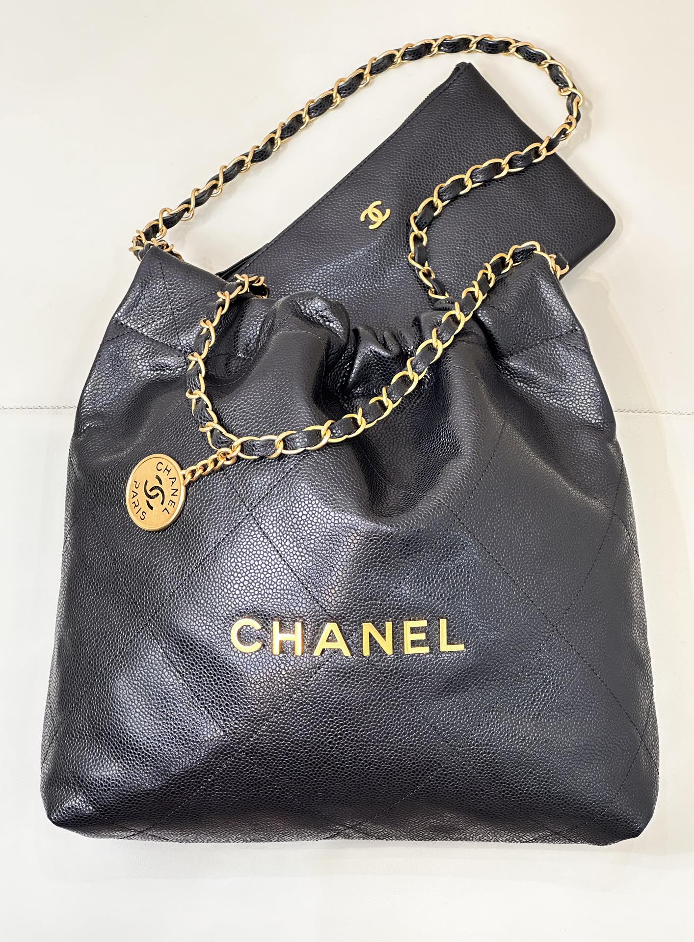 Sac Hobo CC 22 35 cm en cuir de veau grainé noir, accastillage doré