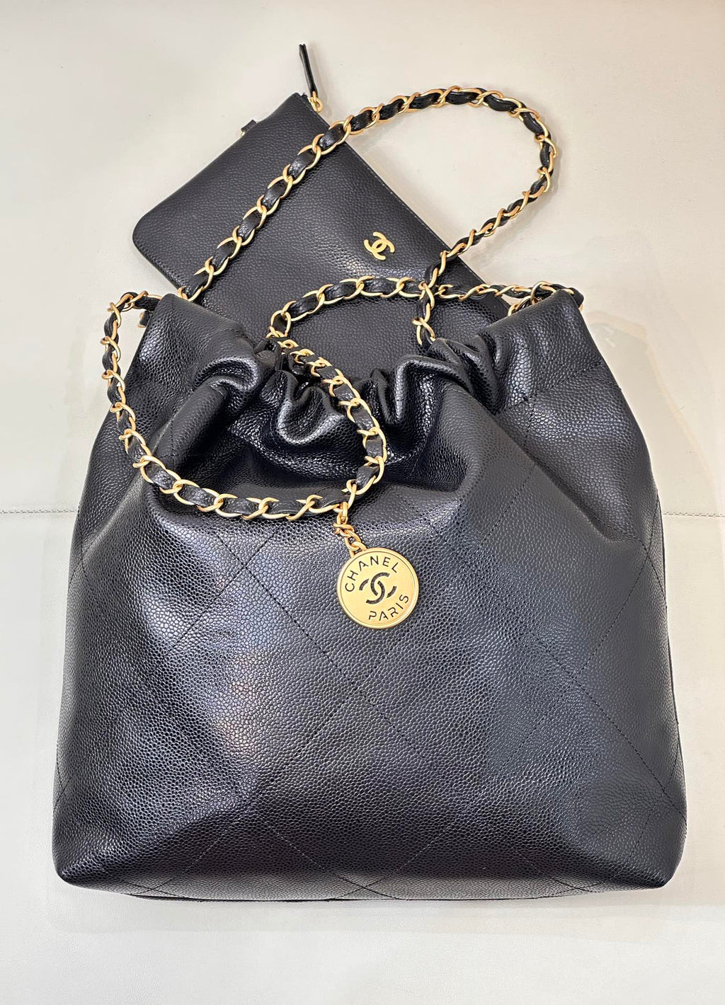 Sac Hobo CC 22 35 cm en cuir de veau grainé noir, accastillage doré