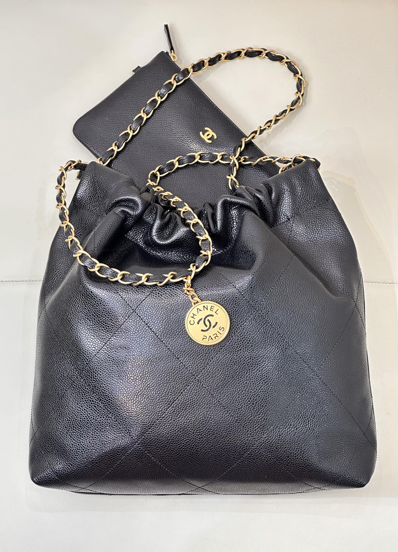 Sac Hobo CC 22 35 cm en cuir de veau grainé noir, accastillage doré