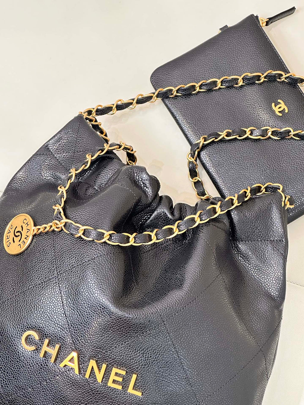 Sac Hobo CC 22 35 cm en cuir de veau grainé noir, accastillage doré