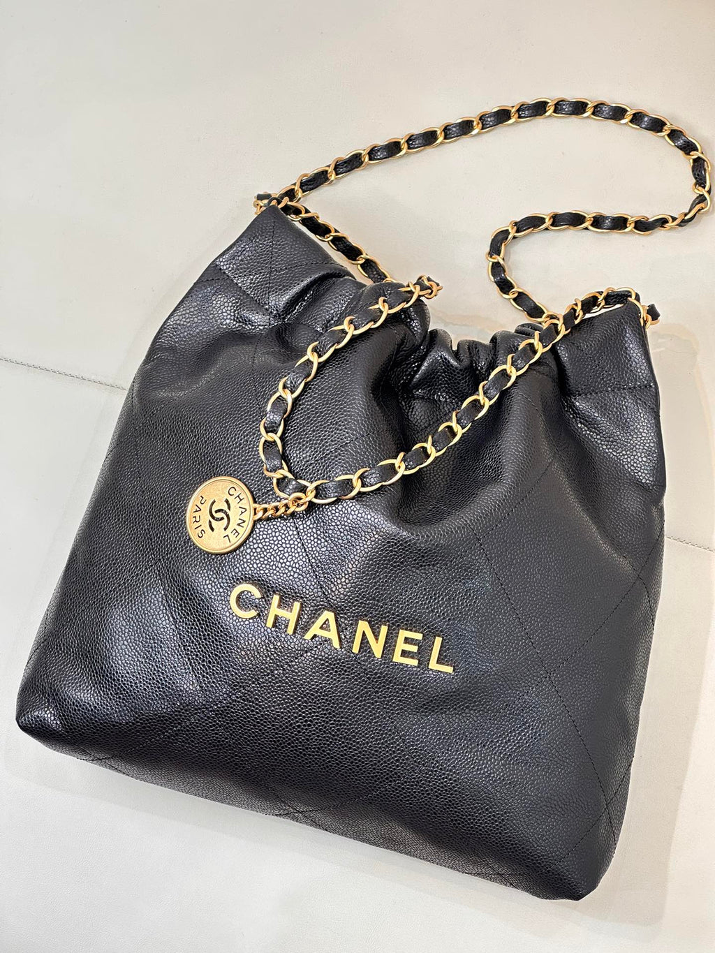 Sac Hobo CC 22 35 cm en cuir de veau grainé noir, accastillage doré
