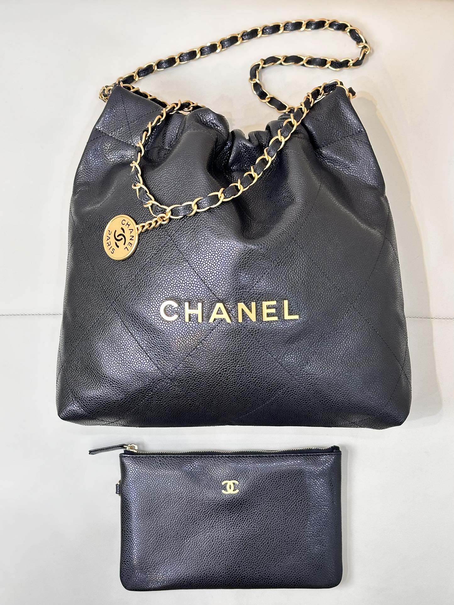 Sac Hobo CC 22 35 cm en cuir de veau grainé noir, accastillage doré