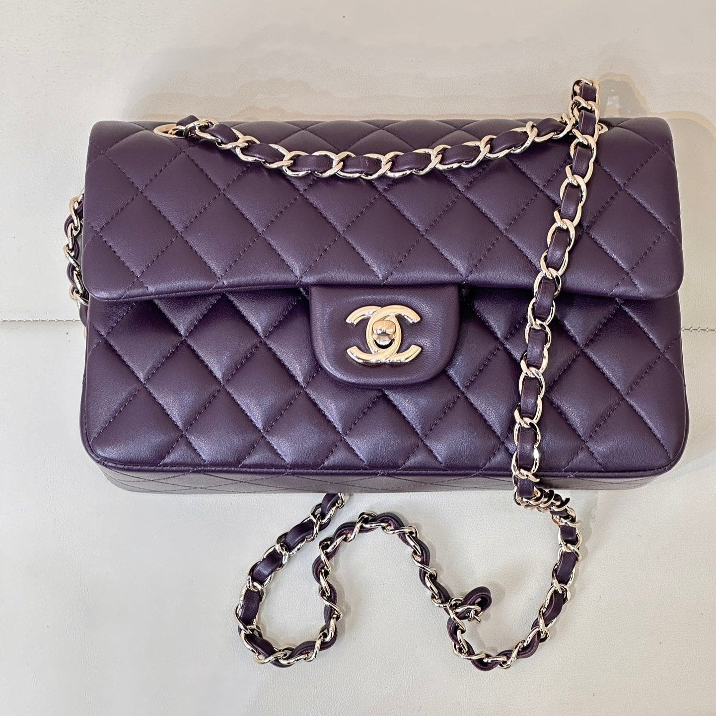 RABAT CLASSIQUE 23CM CUIR D'AGNEAU VIOLET QUINCAILLERIE OR CLAIR 