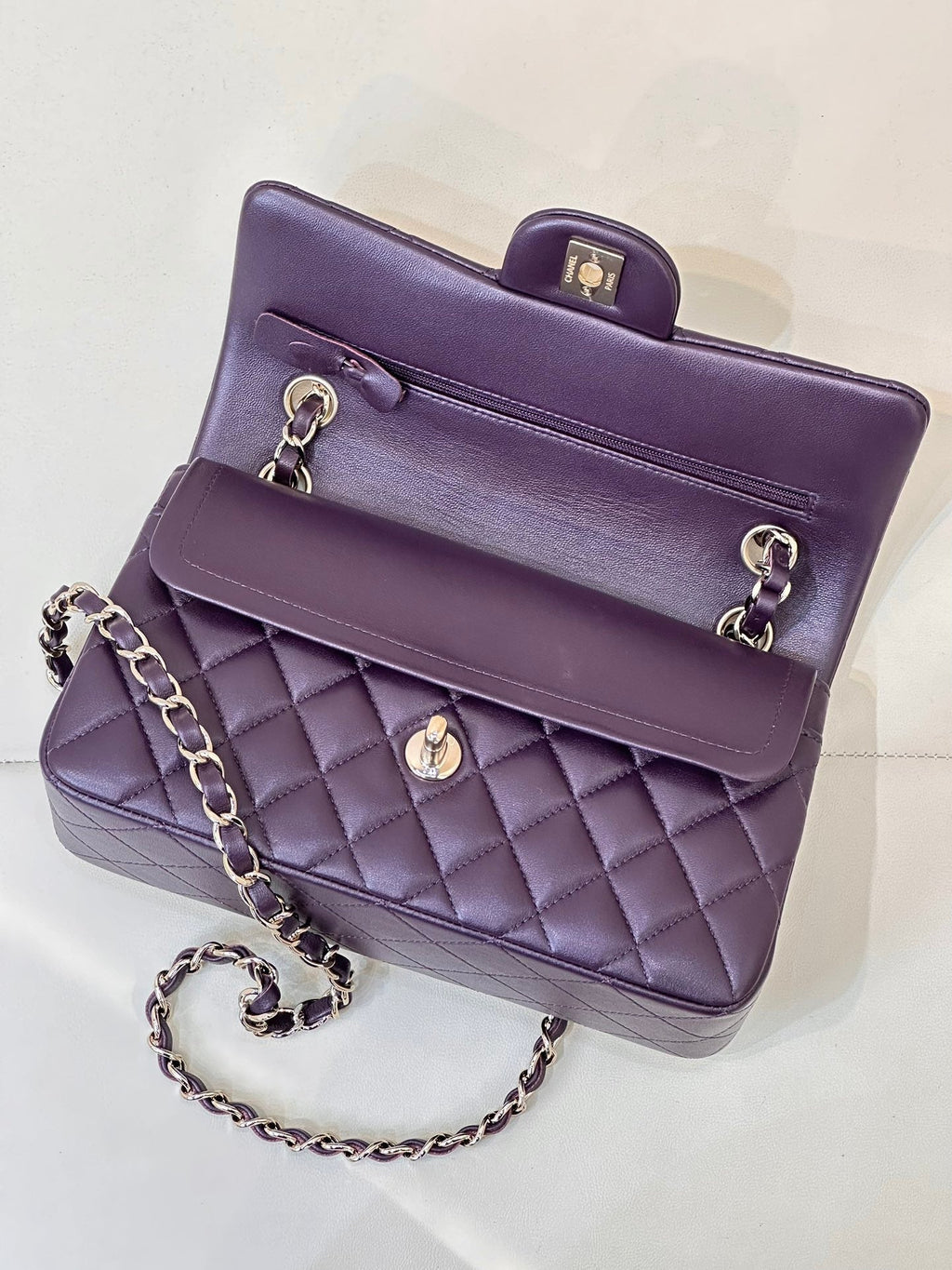RABAT CLASSIQUE 23CM CUIR D'AGNEAU VIOLET QUINCAILLERIE OR CLAIR 
