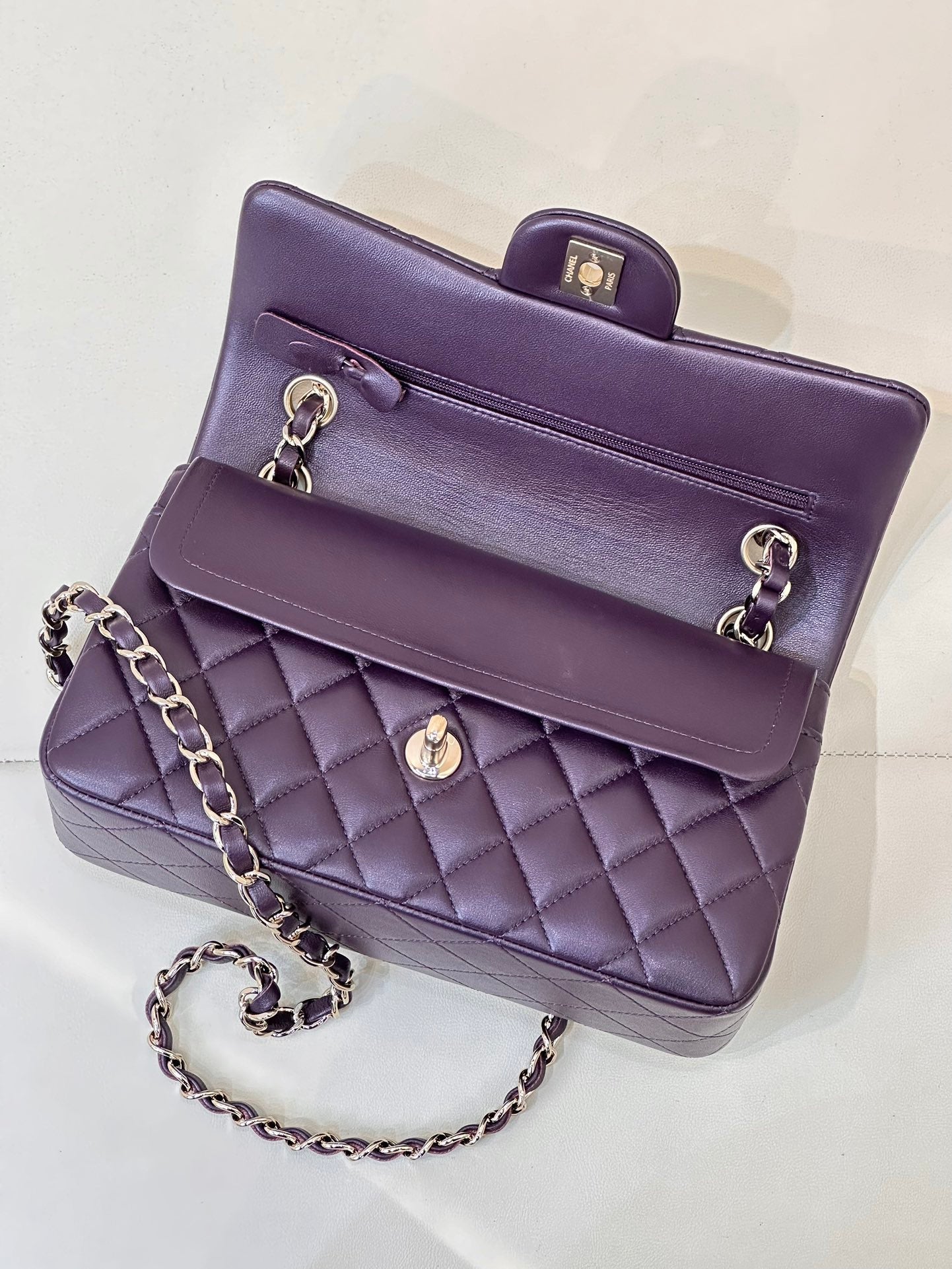 RABAT CLASSIQUE 23CM CUIR D'AGNEAU VIOLET QUINCAILLERIE OR CLAIR 