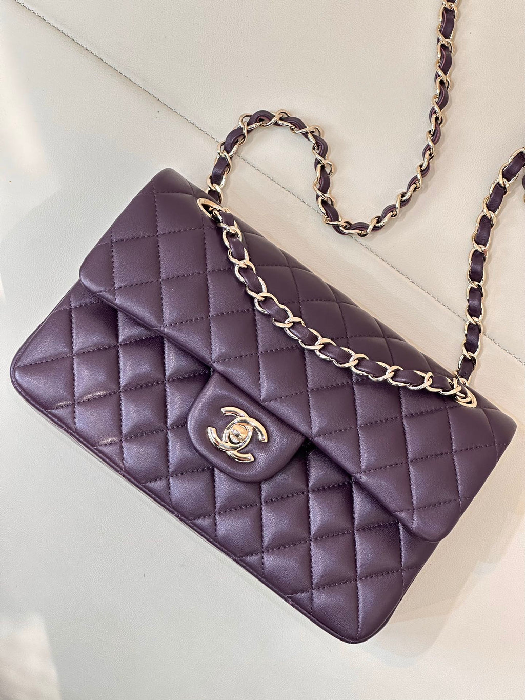 RABAT CLASSIQUE 23CM CUIR D'AGNEAU VIOLET QUINCAILLERIE OR CLAIR 