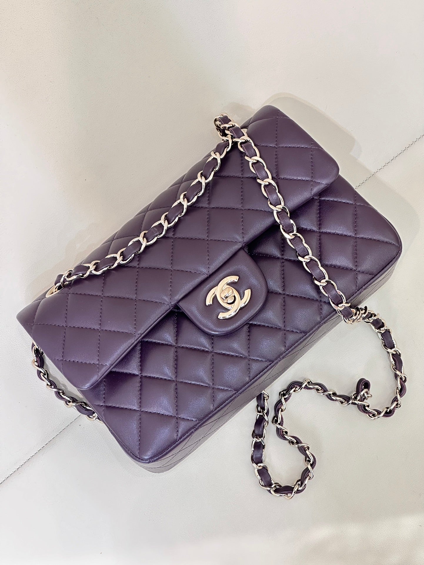 RABAT CLASSIQUE 23CM CUIR D'AGNEAU VIOLET QUINCAILLERIE OR CLAIR 
