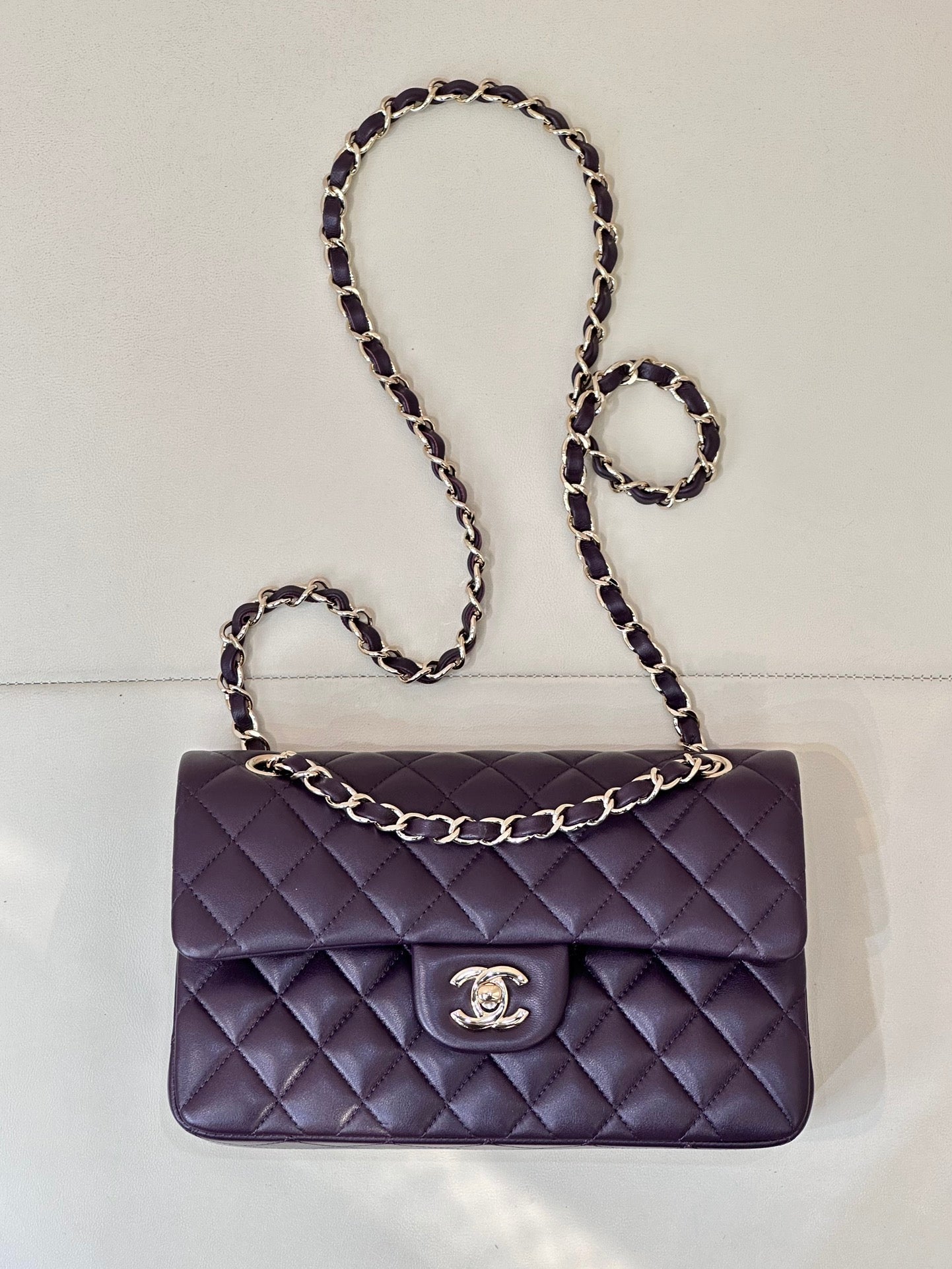 RABAT CLASSIQUE 23CM CUIR D'AGNEAU VIOLET QUINCAILLERIE OR CLAIR 