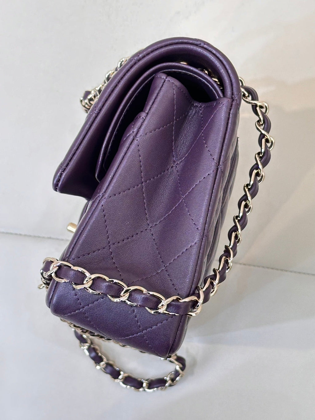 RABAT CLASSIQUE 25CM CUIR D'AGNEAU VIOLET QUINCAILLERIE OR CLAIR 